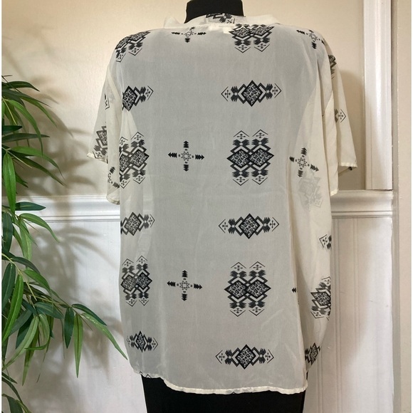 Umgee Womens sheer short sleeve blouse, V-neck tribal geometric print size small - Picture 7 of 11